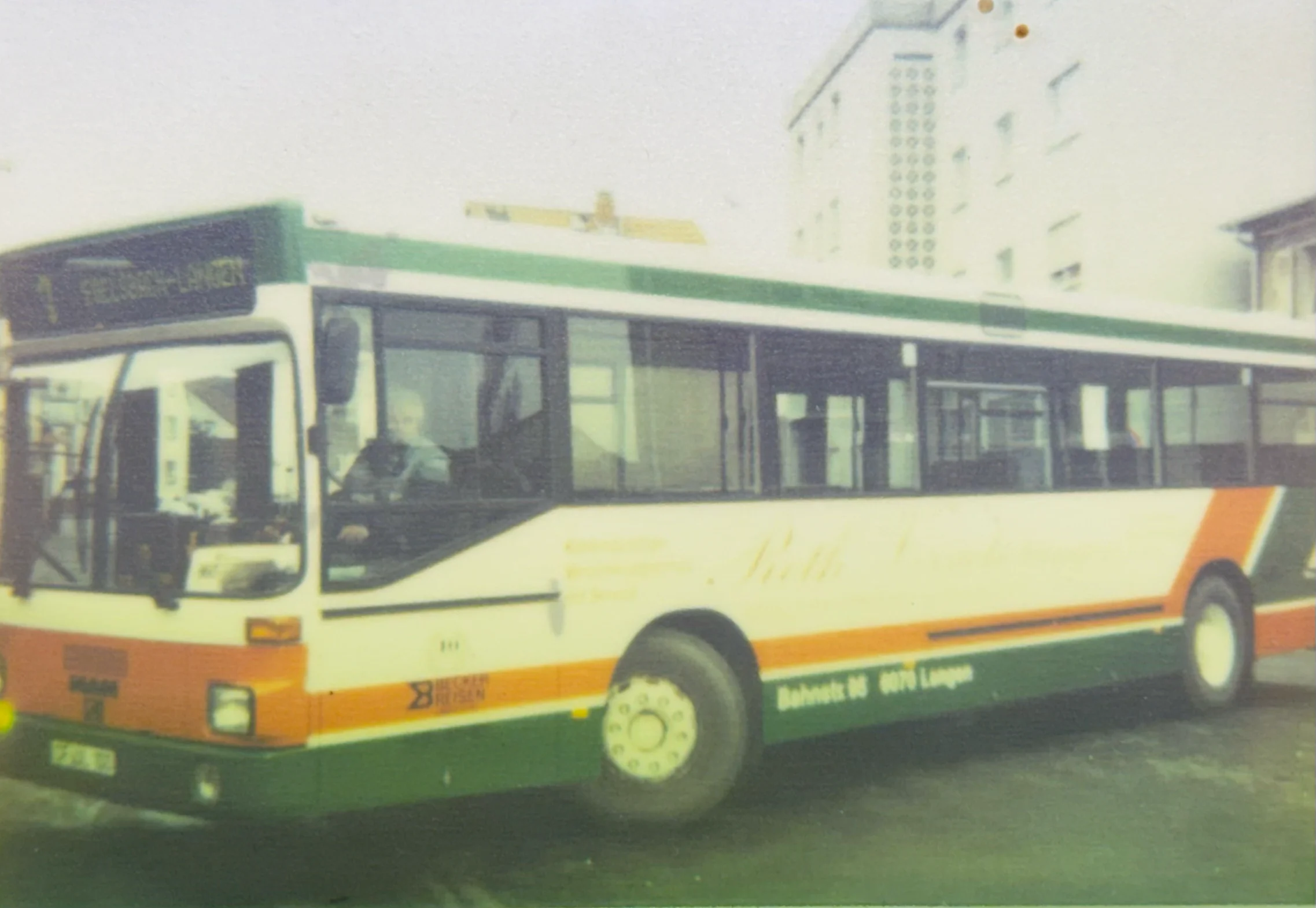 Linienbus mit Roth-Versicherungen-Werbung im Landkreis Offenbach