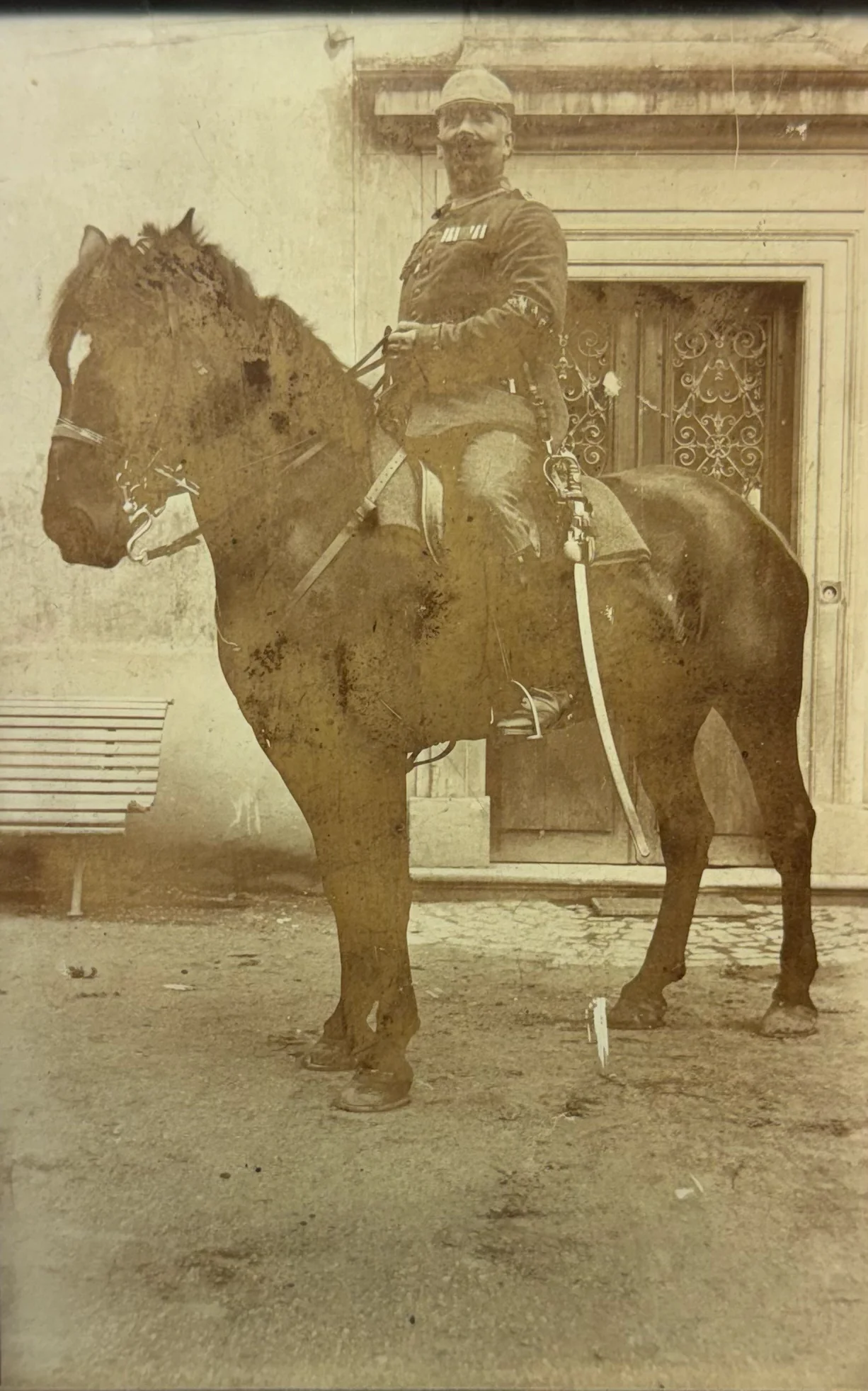 Historischer Kavallerie-Offizier zu Pferd