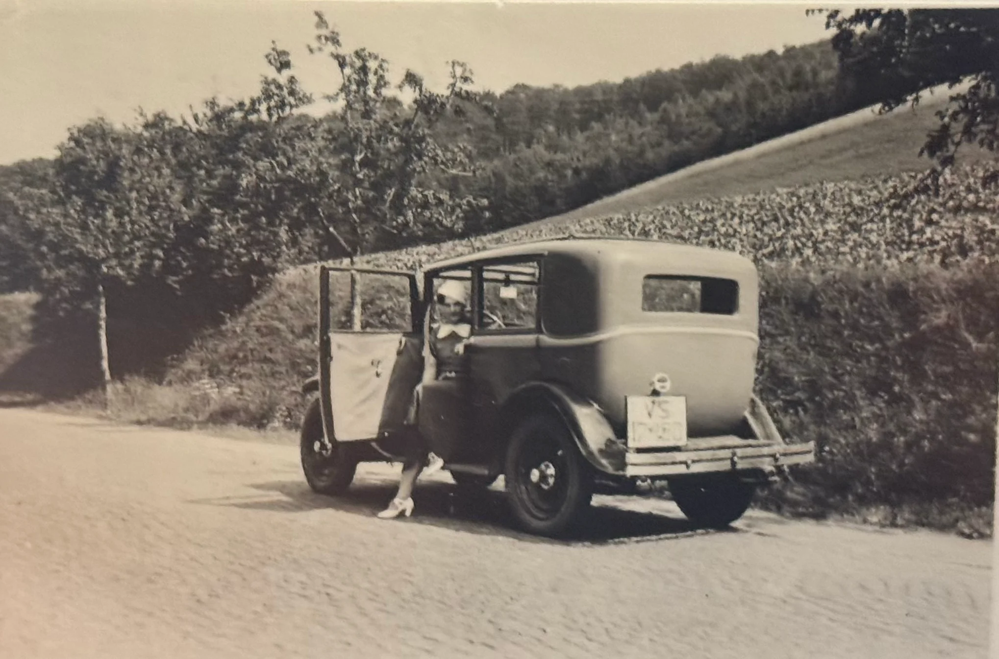 Frühe Automobilausfahrt in Hessen