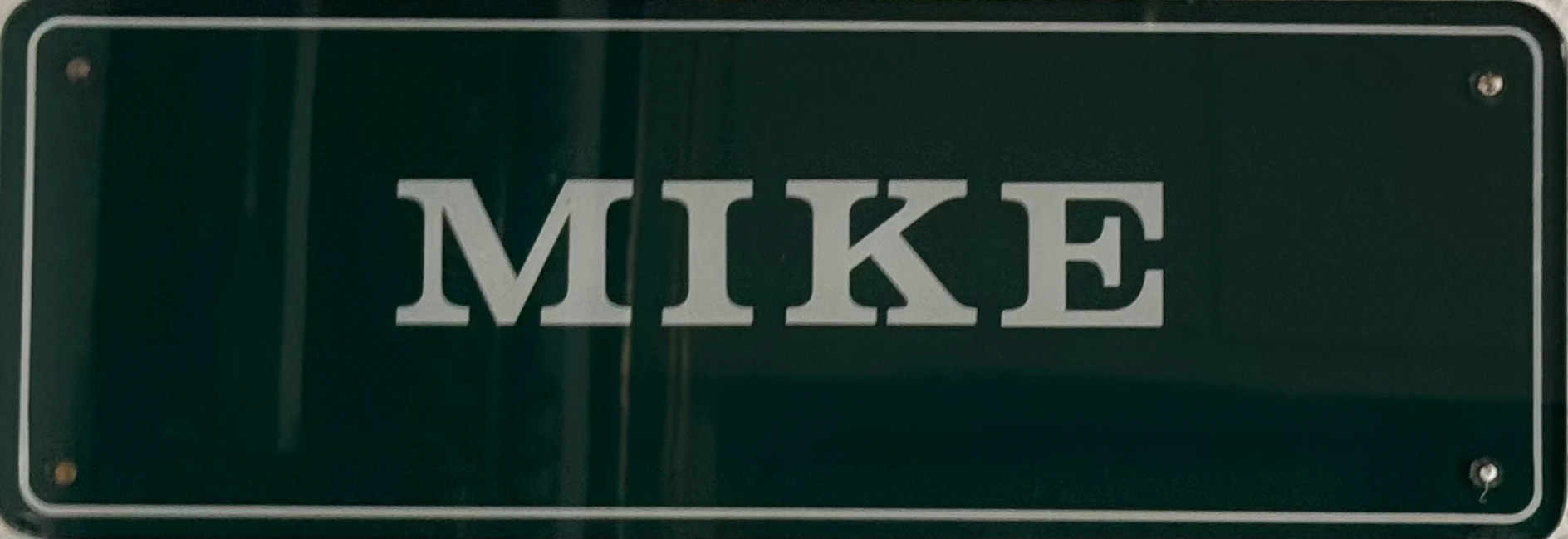 Grünes Namensboard Mike